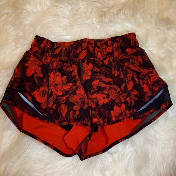 Lululemon red & black hotty hot shorts size 2, 2in - Picture 4 of 8